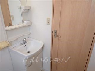 グラバーレジデンス可部の洗面所|内観写真は同建物同間取り別室のものです