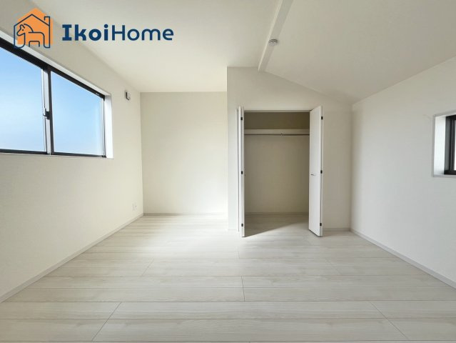 神戸市西区糀台4丁目　1号棟　新築戸建の寝室|◆同社施工例◆バルコニーに面した明るいお部屋です♪クローゼットも完備しております！