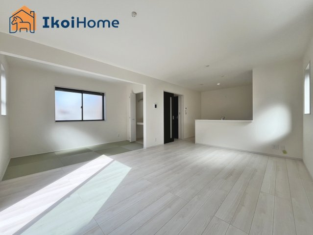 神戸市西区糀台4丁目　1号棟　新築戸建の居間・リビング|◆同社施工例◆広々としたLDKは開放感があり、大型家具を設置しても圧迫感がありません。