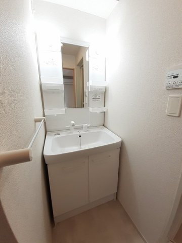 カ－サ　ジラソ－レの洗面所|広い洗面スペース