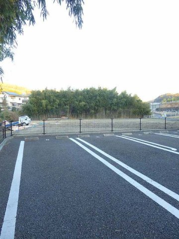 グレイスＢ棟の駐車場|駐車場があるので、車を買う予定の方も安心です