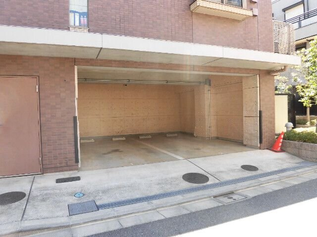 メゾンカルム西新宿の駐車場