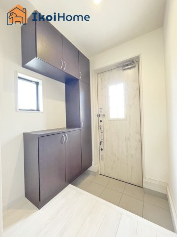 神戸市西区糀台4丁目　2号棟　新築戸建の玄関|◆同社施工例◆玄関には靴をたくさん収納できるシューズボックスを完備しております！