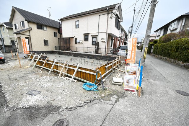 宝塚市平井2丁目新築一戸建ての外観|阪急宝塚線「山本」駅徒歩6分。第一種低層住居専用地域の閑静な住宅街に限定1区画が誕生します。現在建築中の様子を見学して頂けます。見学をご希望の方はお気軽にお問い合わせください。