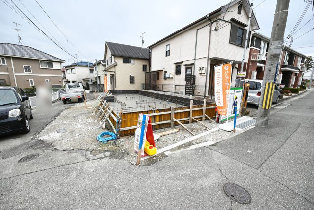 宝塚市平井2丁目新築一戸建ての外観|開放感ある角地に位置しています。現在現地見学会開催中です。見学をご希望の方はお気軽にお問い合わせください。