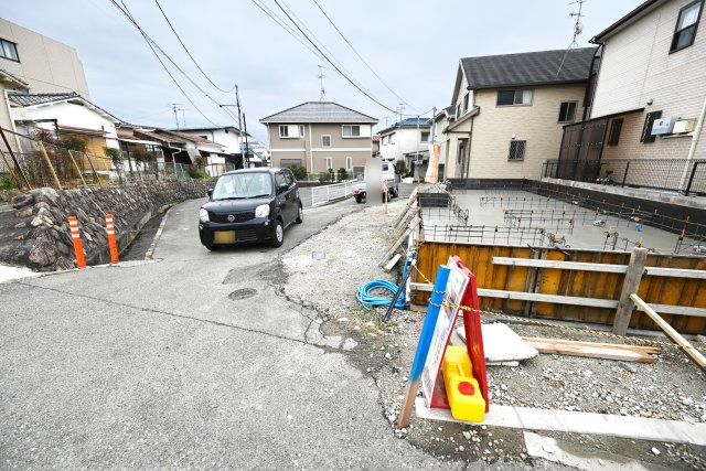 宝塚市平井2丁目新築一戸建ての外観|正面左側が車庫スペースになっています。