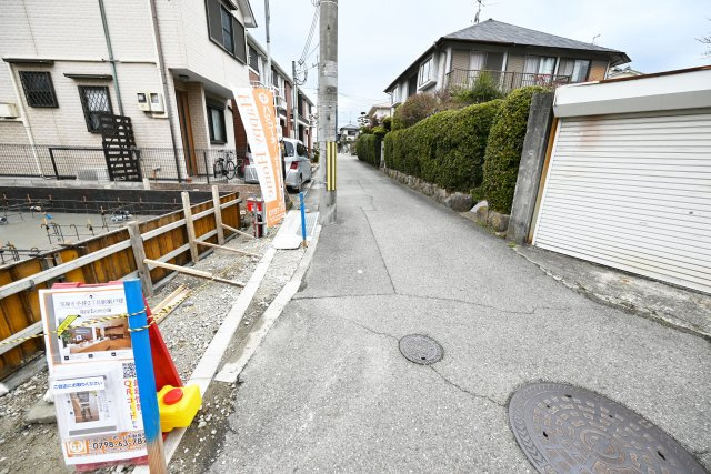 宝塚市平井2丁目新築一戸建ての前面道路含む現地写真|前面道路、幅員4ｍ
