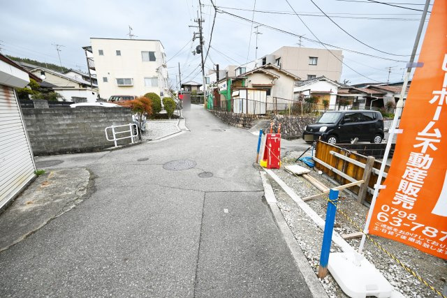 宝塚市平井2丁目新築一戸建ての前面道路含む現地写真|前面道路、幅員4ｍ