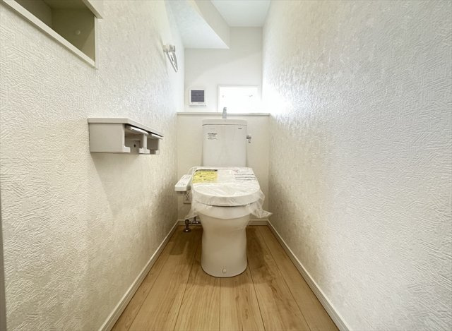 【トイレ】 | 富士見市下南畑　新築一戸建住宅　全3棟　(志木本店) | 1階トイレ／家族を感染症から守る温水洗浄便座を完備。