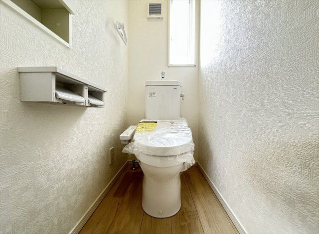 【トイレ】 | 富士見市下南畑　新築一戸建住宅　全3棟　(志木本店) | 2階トイレ／衛生用品やトイレットペーパー、掃除グッズの保管に便利な壁面収納付でスッキリしたトイレ空間を維持できます。