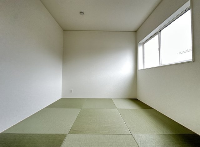 【和室】 | 富士見市下南畑　新築一戸建住宅　全3棟　(志木本店) | ゆったり足を伸ばして座れる和室。