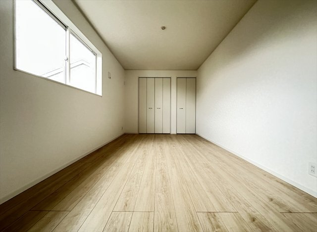【洋室】 | 富士見市下南畑　新築一戸建住宅　全3棟　(志木本店) | 自由にレイアウトが可能な腰高窓