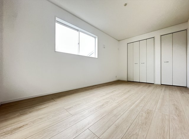 【洋室】 | 富士見市下南畑　新築一戸建住宅　全3棟　(志木本店) | 南側の窓から優しい自然光が部屋の隅々まで行き渡ります。
