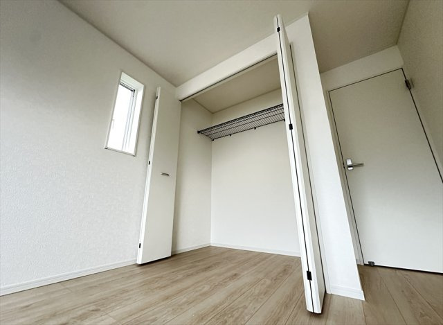 【収納】 | 富士見市下南畑　新築一戸建住宅　全3棟　(志木本店) | 奥行きのあるクローゼットは衣装ケースやスーツケースなど嵩張る荷物もスッキリ収納できます。