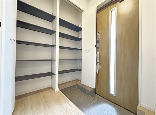 【玄関】 | 富士見市下南畑　新築一戸建住宅　全3棟　(志木本店) | 大容量のシューズボックスで玄関がスッキリ片付きます。