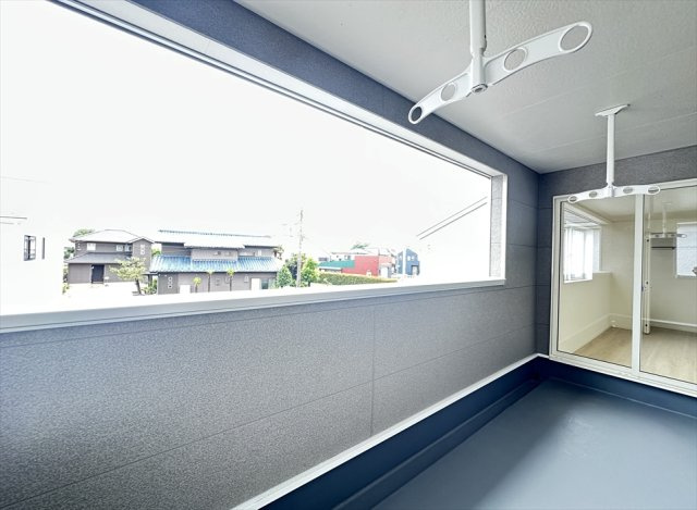 【バルコニー】 | 富士見市下南畑　新築一戸建住宅　全3棟　(志木本店) | 急な雨でも安心なワイドルーフバルコニーは外から洗濯物が見えにくいので家族のプライバシーも守れます。