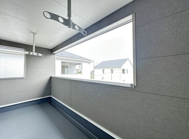 【バルコニー】 | 富士見市下南畑　新築一戸建住宅　全3棟　(志木本店) | 2部屋から行き来できるので家事動線も良好です。