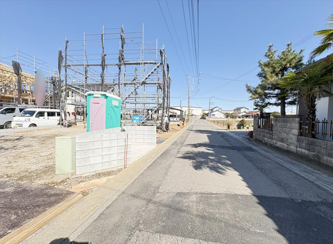 【前面道路含む現地写真】 | 富士見市下南畑　新築一戸建住宅　全3棟　(志木本店) | 前面道路の様子／
交通量の少ない閑静な住宅地。
