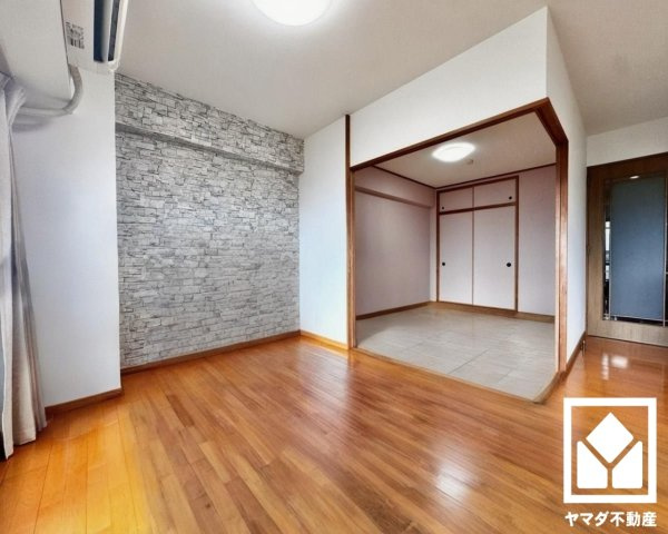 グランデュール鴨川テルス３番館の居間・リビング|※本画像は空室時の写真を加工し、家具・小物等を撤去したイメージです。
実際の仕様とは異なる場合がございます。