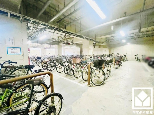 グランデュール鴨川テルス３番館の駐輪場