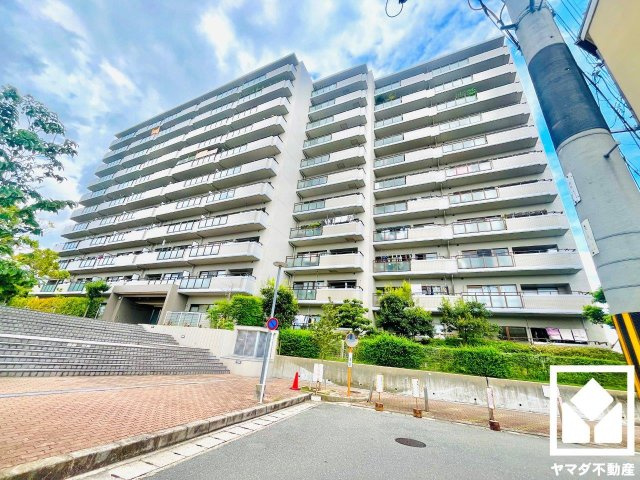 グランデュール鴨川テルス３番館の外観