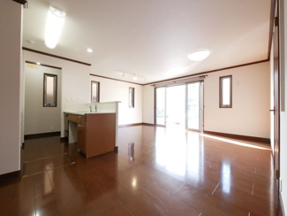 【居間・リビング】 | 甲斐市富竹新田 セキスイハイム施工平成17年築中古 内装一新 | 南に面する明るいリビングは18帖