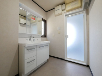 【独立洗面台】 | 甲斐市富竹新田 セキスイハイム施工平成17年築中古 内装一新 | 新品交換済みの洗面台