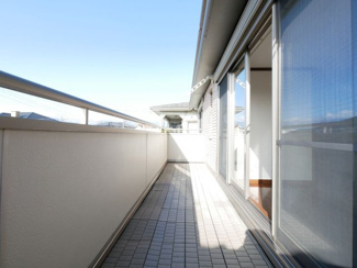 【バルコニー】 | 甲斐市富竹新田 セキスイハイム施工平成17年築中古 内装一新 | 奥行きのあるバルコニーで物干しも楽々です。