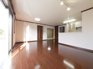 【居間・リビング】 | 甲斐市富竹新田 セキスイハイム施工平成17年築中古 内装一新 | リフォームで大変綺麗に生まれ変わりました。