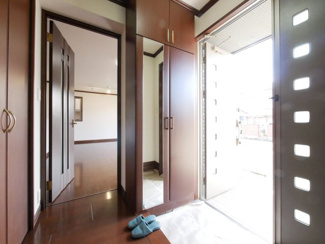 【玄関】 | 甲斐市富竹新田 セキスイハイム施工平成17年築中古 内装一新 | 明るく、収納力の高い玄関です。