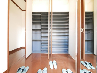 【玄関】 | 甲斐市富竹新田 セキスイハイム施工平成17年築中古 内装一新 | 大型収納付きの玄関