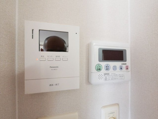 【防犯設備】 | 甲斐市富竹新田 セキスイハイム施工平成17年築中古 内装一新 | モニター付きインターフォンとエコキュートスイッチ