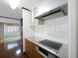 【キッチン】 | 甲斐市富竹新田 セキスイハイム施工平成17年築中古 内装一新 | 作業台、収納が多く取れるⅡ型キッチン