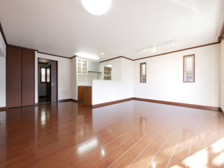 【居間・リビング】 | 甲斐市富竹新田 セキスイハイム施工平成17年築中古 内装一新 | 18帖の広々リビング