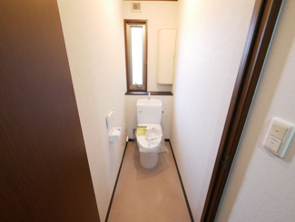 【玄関】 | 甲斐市富竹新田 セキスイハイム施工平成17年築中古 内装一新 | 1階トイレ　新品交換済み