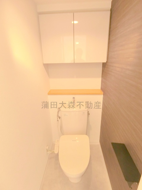 レジデンス新蒲田スクエアのトイレ|棚収納に温水洗浄便座付きのトイレ