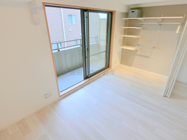 レジデンス新蒲田スクエアのエントランス|防犯カメラ　TVモニター付オートロック　宅配BOXのあるエントランス