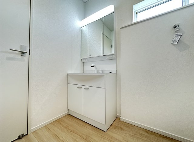 【独立洗面台】 | 富士見市下南畑　新築一戸建住宅　全3棟　(志木本店) | 鏡の裏に小物が収納できる三面鏡洗面化粧台。
三面鏡は多角的にチェックできるのでヘアアレンジやメイクもスムーズに行えます。