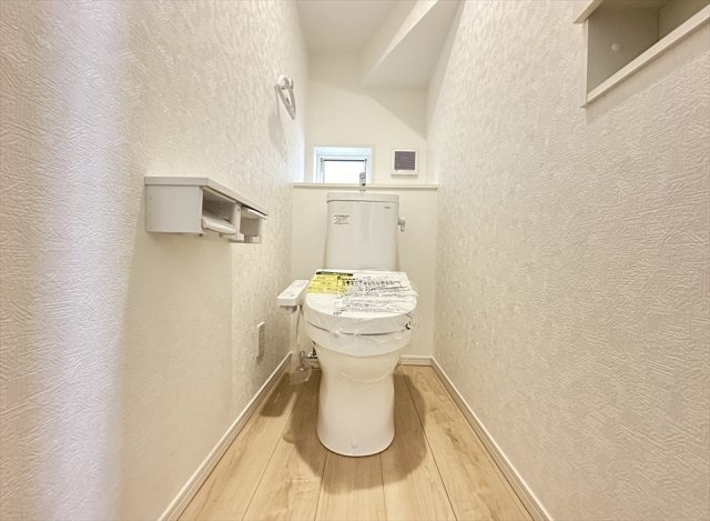 【トイレ】 | 富士見市下南畑　新築一戸建住宅　全3棟　(志木本店) | 1階トイレ／家族を感染症から守る温水洗浄便座を完備。
