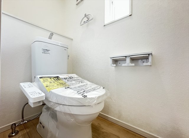 【トイレ】 | 富士見市下南畑　新築一戸建住宅　全3棟　(志木本店) | 2階トイレ／衛生用品やトイレットペーパー、掃除グッズの保管に便利な壁面収納付でスッキリしたトイレ空間を維持できます。