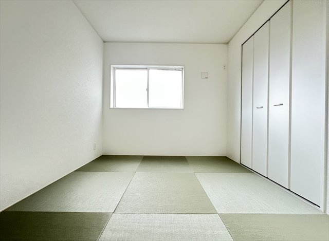 【和室】 | 富士見市下南畑　新築一戸建住宅　全3棟　(志木本店) | キッチン横に設けられた和室をベビールームとして使えば、深夜のミルクもスムーズに準備できますよ。

