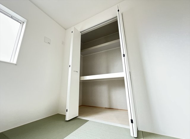 【収納】 | 富士見市下南畑　新築一戸建住宅　全3棟　(志木本店) | ティッシュや紙おむつなど嵩張るものやお子様のおもちゃなどもまとめてたっぷり収納できます。