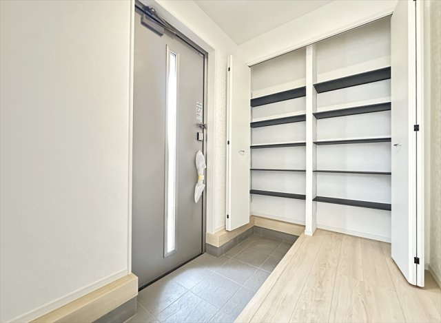 【玄関】 | 富士見市下南畑　新築一戸建住宅　全3棟　(志木本店) | 大容量のシューズボックスで玄関がスッキリと片付きます。