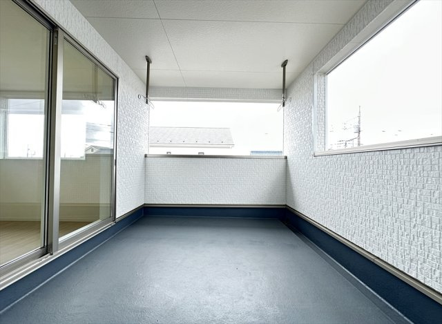 【バルコニー】 | 富士見市下南畑　新築一戸建住宅　全3棟　(志木本店) | 急な雨でも安心なルーフバルコニー。
外から洗濯物が見えにくいので家族のプライバシーも守れます。