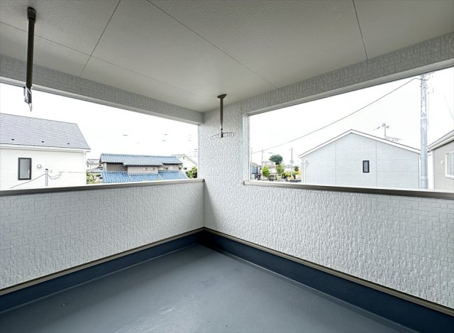 【バルコニー】 | 富士見市下南畑　新築一戸建住宅　全3棟　(志木本店) | 2部屋から行き来できるので家事動線も良好です。
