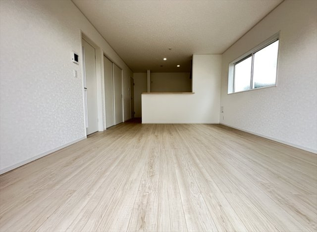 【居間・リビング】 | 富士見市下南畑　新築一戸建住宅　全3棟　(志木本店) | 15帖の広々としたファミリー空間。
制震装置「SAFE365」搭載で永く安心してお住まいいただけます。