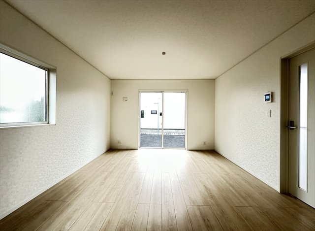 【居間・リビング】 | 富士見市下南畑　新築一戸建住宅　全3棟　(志木本店) | 独立したLDKはエアコンの冷暖気が室外に逃げにくいので省エネにもつながります。
住宅性能表示取得物件。