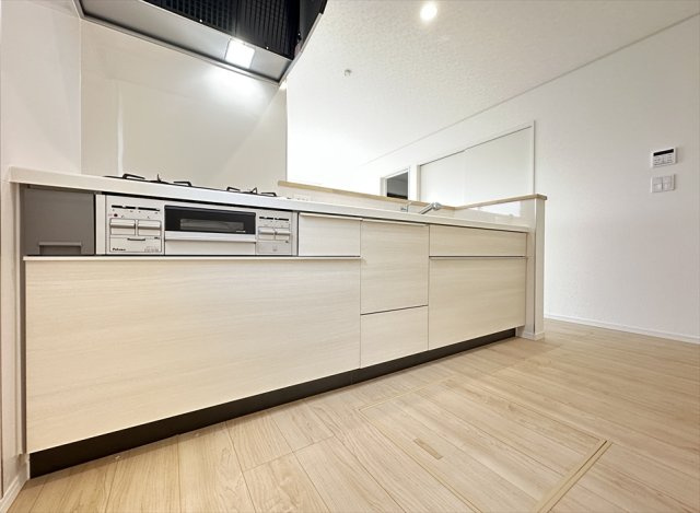 【キッチン】 | 富士見市下南畑　新築一戸建住宅　全3棟　(志木本店) | 奥に入ってる物もサッと取り出しやすいスライド収納は奥まで一目で確認できるので調味料などの在庫管理にも便利です。