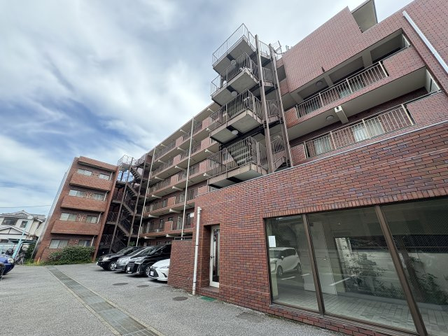 潮ハイツの駐車場