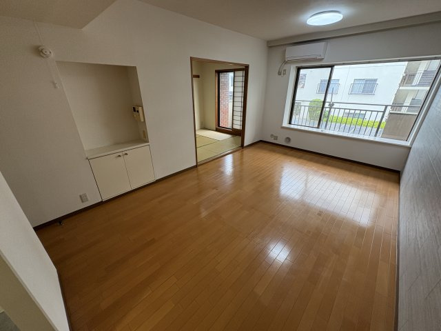 潮ハイツの居間・リビング